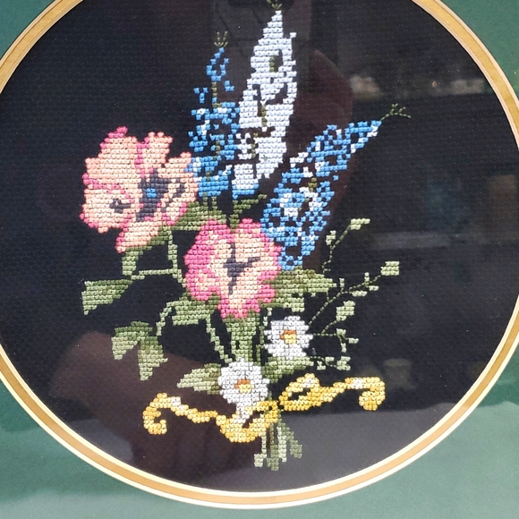 Vintage framed cross-stitched flowers - Picture 2 of 3